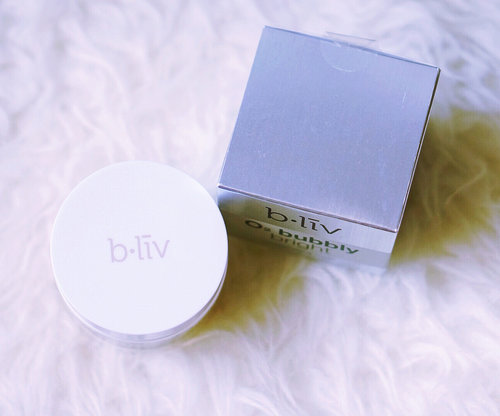 Have you read my review on @BLiv O2 Bubbly Bright Mask ? It is an oxygenated mask which means it would build up bubbles on your skin when you put it on. So fun ! 🙋🏻🙋🏻💜 (slide 🔙 for more pictures!)
.
.
.
.
.
.
.
.
#facemask #bliv #oxygenated #bubblemask #clozetteid #rasianskincare #beautyblogger #skincareblogger