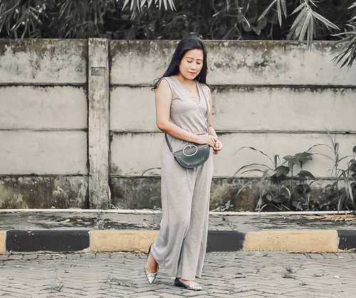 👗#petitestyle Tips : How to look taller? 
Wear a monochrome outfit from head to toe 😊 (Monochrome is one or more colors in similar shade).
>> Well at least that’s one of my outfit formula so far 😉⁣
⁣
⁣
⁣
⁣
⁣
⁣
#monochromestyle #greyootd #lookdujour #aboutalook #currentlywearing #ykwears #theeverygirl #verilymoment #clozetteid⁣