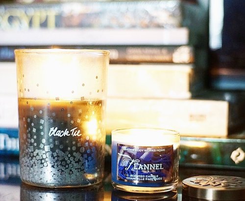 Candle(s) of the day | @bathandbodyworks_id Black Tie and Flannel candle. Both popularly known as winter favorites, and both have a very nice “mens cologne” type of scents to it. The difference is the Black Tie has a nice touch of coolness in it, while Flannel is more towards “warm cozy” scent...........#candle #bathbodyworks #bbwcandles #candleaddict #scented #scentedcandle #candlereview #instablogger #domesticgoddess #clozetteid #candleoftheday