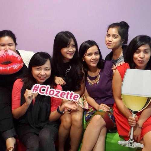 With the crew of @clozetteid and our lovely @leonisecret Super fun and girly day at office today. #madforfashion #MAKEUP #clozetteID #inMyClozette #troops #crew #iphonesia #instawork #instadaily