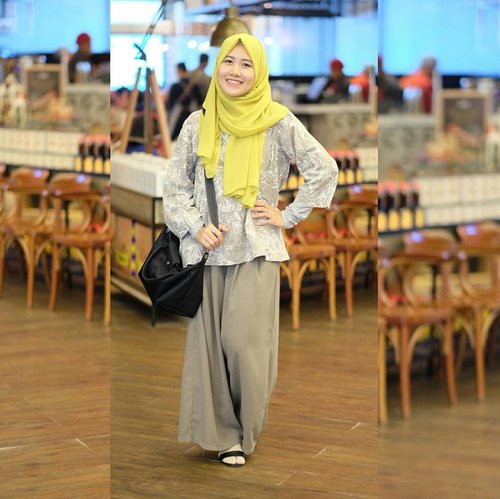 Lemon colored scarf brighten my day 😊🌞
#hijabootd #clozetteid
