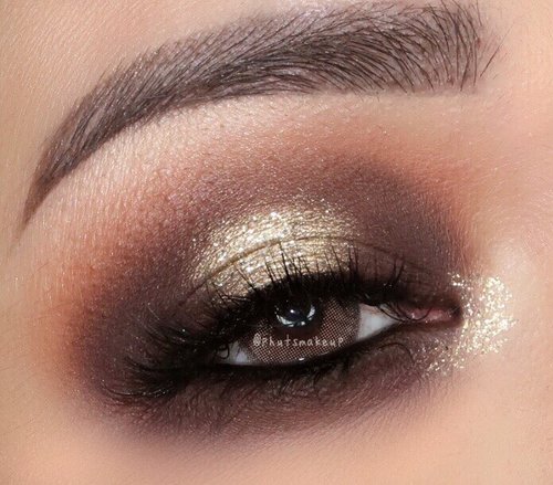 Glittery Halo Eyes 👀 .
.
PRODUCT USED .
.
EYES
@urbandecaycosmetics Naked Ultimate Basic Eyeshadow Palette #udindonesia #urbandecay #urbandecaycosmetics 
@jouercosmetics Skinny Dip Collection Ultra Foil Shimmer Shadow *Skinny Dip #jouer 
@urbandecaycosmetics Heavy Metal Glitter *Midnight Cowboy
@stilacosmetics magnificent Metals Glitter & Glow Liquid Eyeshadow *Diamond Dust for inner corner #stilabalmshell #stilaglitter
.
.
BROWS 
@benefitindonesia Ultra Fine Brow Pencil 
@benefitindonesia Gimme Brow Volumizing Eyebrow Gel #benefitcosmetics #benefitbrowbar #benefitindonesia #benefitbrows .
.
Lens @contact.lensah solotica1 Ocre