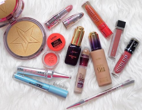 This week favorite! Basically this is what I brought for my vacation to Bali. And all this products stay the whole day even on hot weather 👌🏾damn! I love them ❤️
.
.
.
.
.
.
#makeup #makeupindo #makeuptalk #makeupjunkie #jeffreestarcosmetics #jouer #tarteist #tarteskin #tartecosmetics #FDbeauty #clozetteID #indobeautygram #makeupporn #bvloggerid #beautytalk_indo #nyxcosmetics #nyxcosmeticsid #benefitindonesia #benefitcosmetics #benefitbrows #silkygirl #silkygirl #mnyitlook #maybellineindonesia #weeklyfavorites