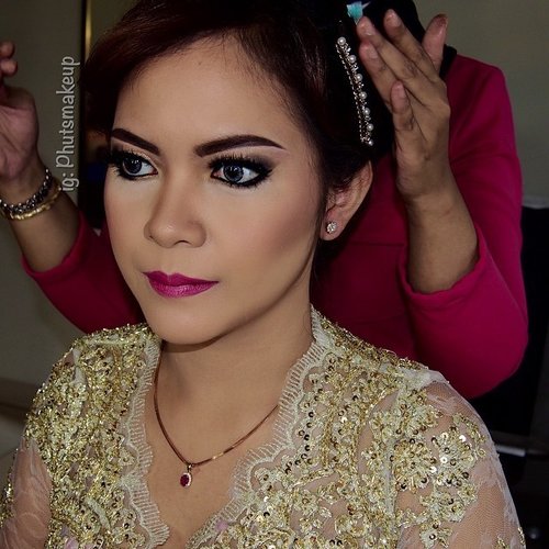 On your wedding day you should look like yourself at your most beautiful - Bobbi Brown #makeupbyme for Ratih & Elang wedding. Happy valentines day loves and congrats for those who gets married today! 😃👰 #mua #makeupartist #makeupartistjakarta #muajakarta #makeupartistsworldwide #wakeupandmakeup #weddingmakeup #bride #ummakeupartistry #universodamaquiagem_oficial #igmakeup #anastasiabeverlyhills #dressyourface #flawless #hudabeauty #lookamillion #clozetteid #vegas_nay #nurmakeup #no360 #makeup #mymakeup #mywork #puputkristantimakeup