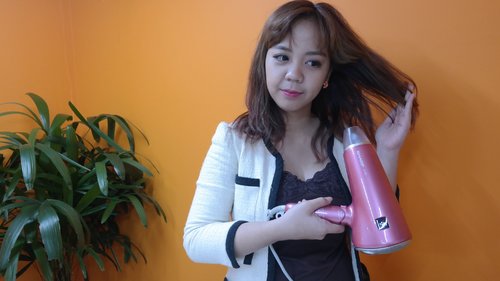 Thanks to this Pink hair dryer from SHARP Plasmacluster, my hair can be tamed!