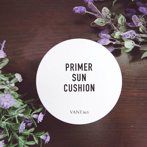 Currently using: @vant365_official Primer Sun Cushion that I've got for FREE from @0.8liter_indonesia 
It's my first time using primer & sunscreen in cushion form. The product packaging is super sleek and minimalist. .
.
.
.
#08indo #TrendKorea #Vant365 #suncushion #cushion #clozetteid #beauty #makeup #skincare #korean #review #productreview #utotia #utotiareview #utotiabeauty