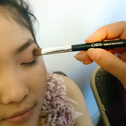 I love this ORIS eyeshadow brush! Thank you so much @headtotoeasia for sending me this brush. 
I've been using this brush for a while and it's great using this brush not only to myself but also others when I do the makeup! 💄 #clozetteid #brush #eyeshadow #headtotoeasia #makeup #oris #beauty #beautyblogger #utotia #bblogger #idblog #indonesia_bloggers