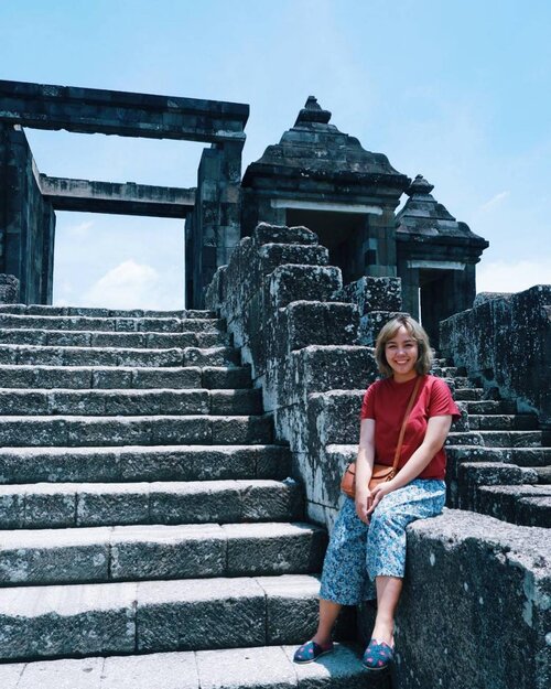 #throwback to my last trip to Jogja when visiting Candi Ratu Boko.

Sayangnya waktu kesana lagi panas terik banget jadi bersimbah keringat 🤣

Best time to visit memang bulan Juli-Agustus karena kemarin sudah masuk pancaroba jadi cuaca ga karuan.

Buat yang mau kesini juga ada package ticket yang include free shuttle bus dari Candi Prambanan, jadi gampang dan nyaman jugaa 😛

#clozetteid #selfportrait #utotiatravel #visitjogjakarta2018 #explorejogja