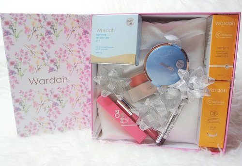 Sneak peek to my next blog post with @wardahbeauty

Will recreate #WardahYouniverse makeup look using all #wardah products inside this pretty box! Spot your favorite item from Wardah? Let me know!

I'm most excited with the lip cream 💋

#ClozetteID #WardahxClozetteIDReview #makeup #halalcosmetic