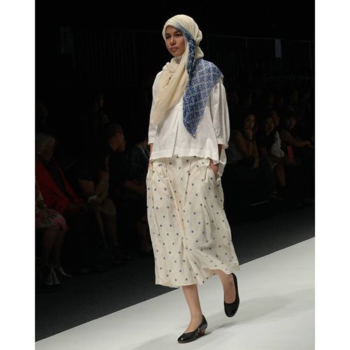 Laid back hijabi style decorated with #batik pattern

JAPAN FASHION WEEK IN JAKARTA presents Suzuki Takayuki and Michelle Tjokrosaputro of Bateeq

#clozetteid #jakartafashionweek #jakartafashionweek2016 #jfw #JFW2016 #fashion #hijab #japanfashionweek #japan #fashionweek #utotia #utotiafashion