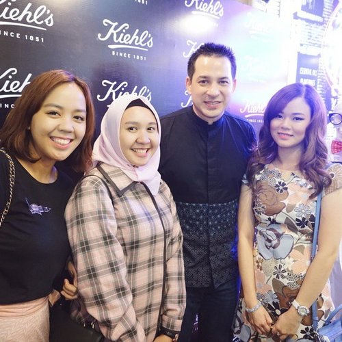 This man is a legend. Haha. I Remember back then I used to spend my time watching him on TV and listening to Cool Colours.

He's sooo good-looking in person!!! And yes he's one of @kiehlsid celebrity partners for their latest campaign HERITAGE

#vscocam #clozetteid #kiehlsid #kiehls #blogger