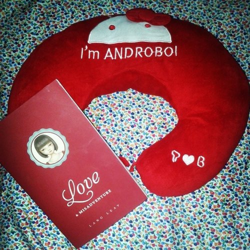 Day 6: my neck pillow and Love&Misadventure by @langleav for #RedTravellingItems #CLEORedConcert #AirAsiaRedConcert 
For traveling, I love to bring this to prevent my neck being stiff and this book is awesome! I can read it again and again, perfect for traveling buddy!
#clozetteid