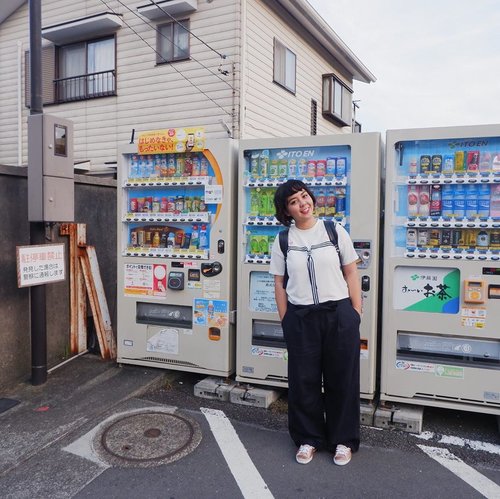 Mandatory photo spot when in Japan: posing in front of the vending machines.Took this one after strolling for half-day trip in Kamakura. Look forward to come back (hopefully) this year. 👻#utotiatravel #visitkamakura #vendingmachineseverywhere #clozetteid #japan_vacations