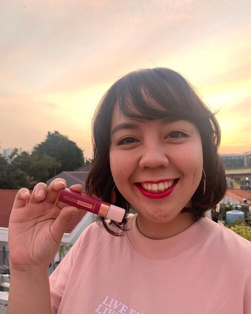 Ola! I’m back with a review of this ah-mazing liquid lipstick from L’Oreal Paris: Infallible Les Macarons!Truth to be told, I am never a big fan of matte and long-wearing lipstick... My previous experience wasn’t that great: bibir berasa kaya ditemplok plastisin, crack, sampe lama keringnya, you name it!Setelah cobain si Les Macarons ini, whoa I’m instantly in love at the first swipe! Formulanya lembut ga bikin bibir kering apalagi berasa ditemplokin lilin ya gengs. Dan yang paling penting transfer-proof, mau dicoba nyium aspal juga gak bakal jadi pink tu aspal.Les Macarons ini sesuai namanya punya sensasi macarons sesuai tiap shadenya. Yang aku pake di foto ini itu Berry Cherie, warnanya gonjreng tapi cakep. Instantly brighten up my whole complexion dan tahan mulai dari matahari terbit 🌄 sampe terbenam 🌅 No need to touch up! Yuk cobain sensasi #yummeallday dengan cukup pakai Les Macarons, no guilty pleasure!@getthelookid @guardian_id #yummeallday #lorealparisxguardian #clozetteid