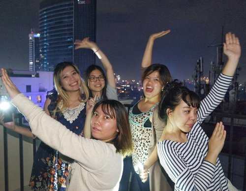 Happy new year 2017 from these 5 crazy single ladies! May we survive another year full of challenges 💪

#clozetteid #dab #happynewyear #2017 #newyearnewme
#nye #newyeareveparty #friends #girls