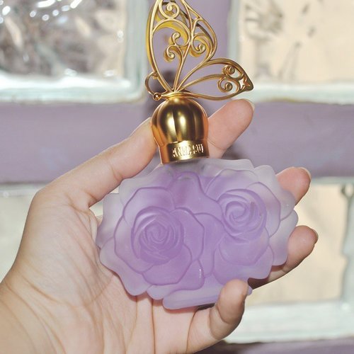 How pretty! I love @officialannasuiLa Vie De Boheme Eau de ToiletteThe packaging is beyond beautiful with soft purple color along with rose carve. And on top of that, the pretty butterfly cap.Anna Sui surely knows how to capture every woman's heart with lovely products.#vscocam #beauty #annasui #fragrance #edt #clozetteid #annasuiindonesia #beautyblogger #beautybloggerid #perfume