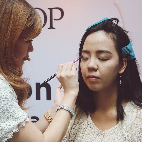 It's an honor to get makeover by @jeanmilka 😸😸😸 at @thefaceshopid beauty workshop #ccworkshop #partymakeup yesterday!

#clozetteid #beauty #makeup #cushion #cccushion #thefaceshop #thefaceshopid #beautyblogger