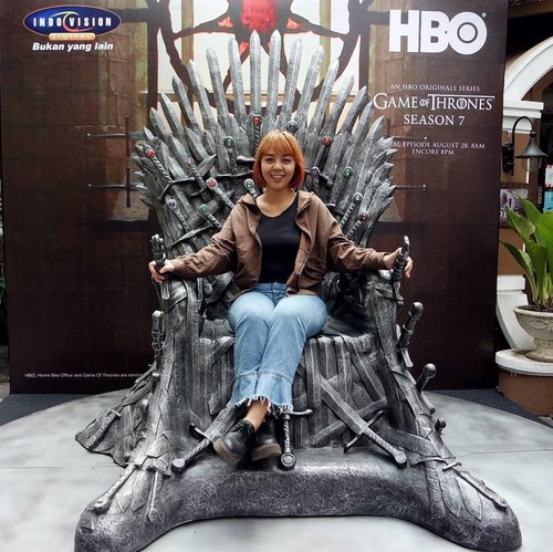 Woke up early this morning just to chase the season 7 finale of @gameofthrones and sat on this iron throne from @hbo_asia ♕ 
One of my favorite character is now dead 😭 though I believe most of the people will cherish his death! 
Who's your fave one in #GameofThrones?