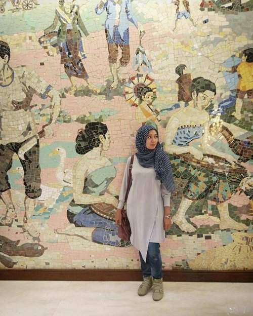 The wall looks cute! So does the girl with the tunic from @dmasempo! 😂😂 #selfie #ootd #outfit #tunik #Tunic #hijab #hijabstyle #thewall #mural #clozette #clozetteid #boots
