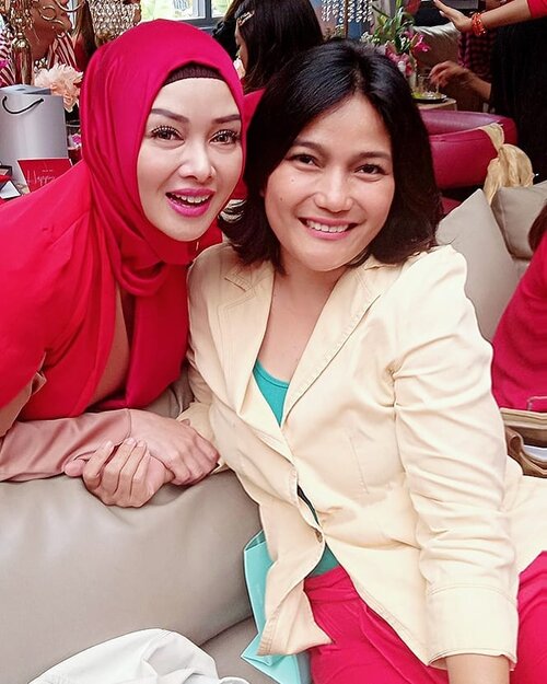 Beauty gathering "Magise Skincare & Picoplus Laser Treatment" hari ini super seru!.Selain bincang2 bareng para narsum, kami juga diajak mencoba produk terbaru tersebut dan seseruan bikin hadiah Valentine, asik banget deh pokoknya...Di sana saya juga ketemu Terry Putri yang sharing soal pengalamannya pakai Magise 💕.Ok, tunggu cerita lengkapnya di blog aja, yaaa.....((Colek @zyeeza aku ketemuuuu bff-mu @terryputri dong 😁))..@clozetteid@magiseofficial @youthbeautyclinic.#YouthBeautyClinic #Menolaktua  #YouthBeautyClinicXClozetteIDReview #ClozetteID