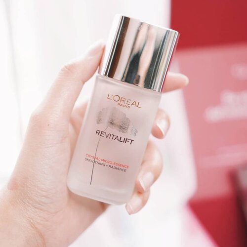 Socobox X Loreal bulan ini isinya adalah produk terbaru dari @getthelookid - Loreal Revitalift Crystal Micro Essence Skin CareProduk yang bikin penasaran karena liat review orang" bisa menghilangkan bekas jerawat. Wah langsung aku pakai sehari 2x pagi dan malam setelah membersihkan wajah. Beneran bikin muka lebih kencang. - Loreal Lipstick Matte Rouge Signature MakeupLipstick Matte tapi saat dipakai dia seperti lipgloss, glossy dan ga bikin kering. Warnanya juga cantik banget hasil akhirnya memang matte.@sociolla@beautyjournal #socoboxxloreal#sociolla #soco #socobox #sociollabox #sbn #sociollabloggernetwork #beautyjournal #blogger #impiccha #piccha #tribepost #bandungbeautyblogger #clozetteid