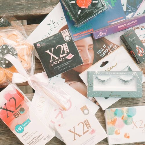 Aku mau review goodie bag yang aku dapet di event Sabtu kemarin bersama X2.Aku mendapatkan beberapa softlens dari @x2softlens dan contact lens solutions.Ada juga bulu mata dari @loreca.lashes aku langsung cobain pakai Bulu mata Lorec dan softlens X2 Senso Black Ebony.Aqua tint dari @mizzucosmetics , seperti lip tint Korea yang ringan di pakai dan hasilnya merah natural.Ada eyebrow dari @nood.cosmetics , pencilnya lembut dan mudah membentuk alis.Thank you untuk keseruan eventtnya ditunggi next Event di Bandung ya.#X2SansoBlack#X2YourUniquenessisBeautiful #X2GirlsTalk#X2Buktiinramerame  #blogger #impiccha #piccha #tribepost #bandungbeautyblogger #clozetteid