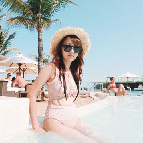 Yeay weekend saatnya produktif. Udah tulis list mau ngapain aja, yang pasti bikin konten. How about you?

Bikini and hat : @thecocodot
 #blogger #impiccha #piccha #tribepost #bandungbeautyblogger #clozetteid #iwearthecoco #beach #bali #summer #summeroutfit