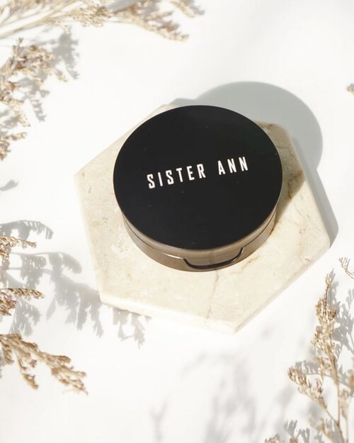 Favorite face powder : bedak padat bukan tabur, tapi seringan bedak tabur. Ga perlu coverage tapi bikin muka ga lengket, tahan minyak, dan lembut.

Terakhir aku pakai brand Jepang tapi produknya susah ditemui. Cobain @sisterann.id wah langsung jatuh hati. Ini tipe powder pact favoriteku dan plusnya ini ukuranya mini bisa masuk ke tas kecil. Cek videoku before after beneran bisa menghilangkan kilap minyak dan tetap ringan di wajah.

My fav powder 2021 : Sister Ann Powder https://shp.ee/gntmvvu

#bestfacepowder #sisterannpowder #sisterann #piccha #makeupkorea #picchareview #clozetteid #makeup