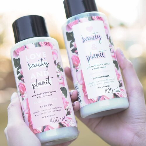 Siapa yang udah coba shampoo ini? Pertama liat di Guardian tertarik untuk coba karena packagingnya. Kebetulan di shopee diskon, langsung beli.Setelah coba 1x @lovebeautyandplanet_id (Pink) inilah reviewnya :Packagingnya jangan ditanya, eyecatching dan ini daur ulang.Untuk ingredientsnya aman, cepat larut dalam air karena sesuai konsepnya love planet.Sayangnya tidak bikin rambut halus, jadi kurang cocok untuk rambutku yang super kering dan kasar.Wanginya lembut tapi tidak tahan lama.Udah pernah coba? Bagaimana reviewnya? #blogger #impiccha #piccha #tribepost #bandungbeautyblogger #clozetteid