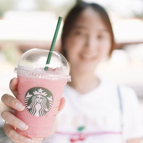 #SBUXCUPSOFCOURAGE , peduli kanker payudara dengan small action. Membeli minuman pink series Starbucks sama dengan ikut berdonasi ke yayasan lovepink.Ada yang udah pernah beli pink series Starbucks? Yang enak apa ya? Baru coba #pinkblossomraspberrytea , ingin coba yang lainnya.  #blogger #impiccha #piccha #tribepost #bandungbeautyblogger #clozetteid