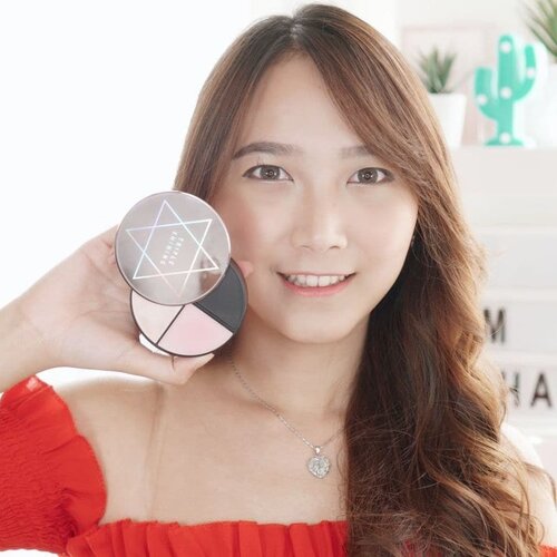 Triple Shining Metal Cushion, 3 in 1 yang terdiri dari Metal Cushion, Glow Balm, dan Lip Balm.Cushionnya mengandung more than 71% moisture essence, jadi ga bikin kulit kering.Aku pakai shade #23 . Bagaimana hasilnya? Glowing dan flawless kan?Triple Shining Metal Cushion https://hicharis.net/piccha/qLG#TripleshiningmetalcushionRED #SPOMETICS #CUSHION #3in1 @hicharis_official @charis_celeb #impiccha #picchareview #reviewcushion #cushionkorea #clozetteid