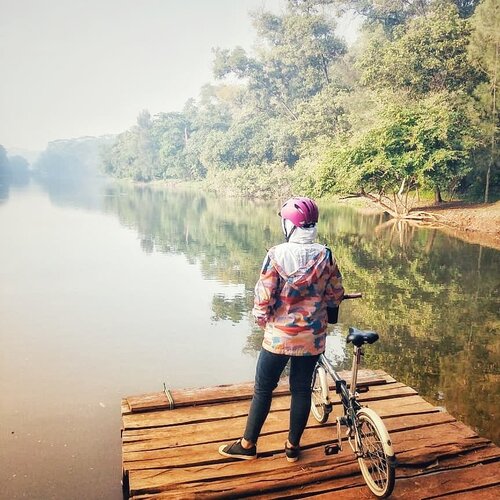 Sunday Morning Ride.. 😎.Akhirnya bisa nyolong waktu lagi buat gowes walau mepet banget, karena jam 8 kudu anter anak les renang.. Walau bentaran aku tetep hepi 😉.#cyclinglife #foldingbike #dahonbikes #dahon #momcyclist #clozetteid #cycling #sunmori #danauui