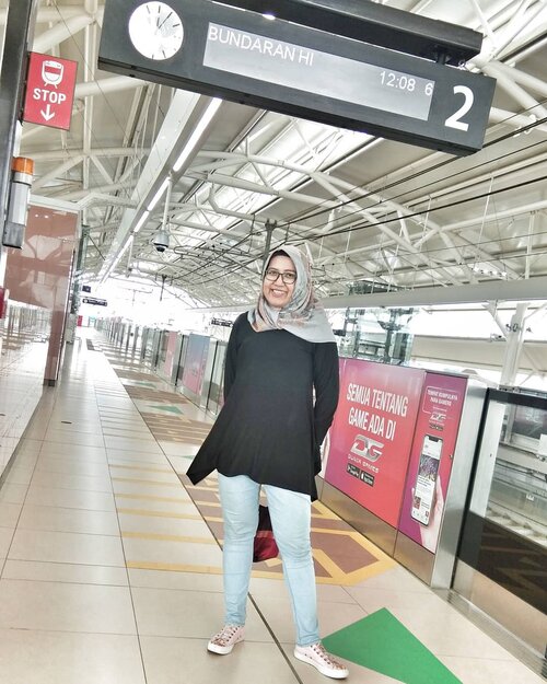 Naik @mrtjkt Udah jadi rutinitas sehari hari ke kantor.. Yg ngga biasa itu lihat The First Fashion Runway at MRT Jakarta.. @permatabank Pleaasee #CountMEIn .#clozetteid #ootd