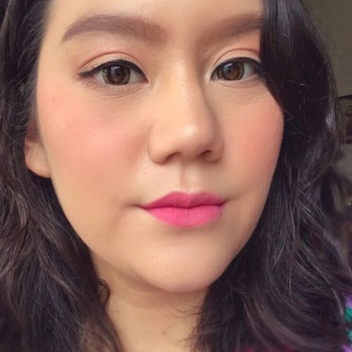One brand make up look using @wardahbeauty ! I'm calling this look as Wardah Youniverse Romantic Faithful, as we're all so close to Valentine's Day! Terinspirasi dari salah satu look Wardah untuk JFW2018 yaitu Faithful; it's a vibrant dimension to the splash of colorful mood. 
Buat ciwi ciwi yang ada di Instagram aku, I challenge you to recreate this look so you could look your best on your romantic date ! Please tag and let me know how it turns out! 
Buat yang ngga percaya, I swear I only use Wardah products for this look without any additional products dari brand lain. More details on how I achieve this look please click on my bio for more detailed blogpost.  Or should I also upload an instastory tutorial too? Comments below if you think so 😊

#ClozetteID #WardahxClozetteIDReview #WardahYouniverse