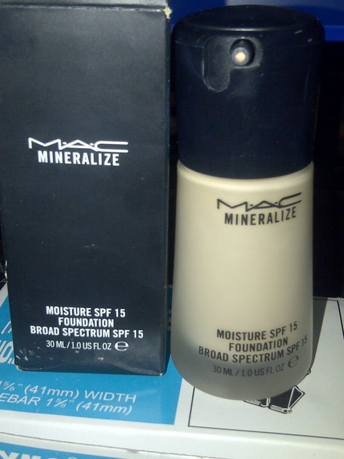 MAC Mineralize Moisture Foundation - NC15