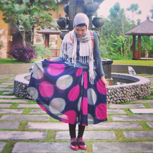 miss wearing this skirt and shoes ✨..#throwback #outfit #lifeiscolorful #livethelittlethings #clozetteid #hijabstyle #vintage #retrostyle #midiskirt #polkadots #maroon #oxfordshoes #abmstyle #ifbootd #ihblogger #coveredstyle #stylewhimsical #thatsdarling