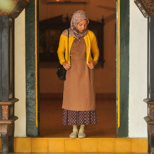 How often did you find your outfit match the surroundings? 😉✨❤️..outfit styling by me....#outfits #ootd #colors #outfitstyling #thatsdarling #everydaymagic #livefolk #fblogger #clozetteid #abmstyle #ifbootd #hijabstyle #muslimahchamber #ihblogger #visitindonesia #lifeiscolorful