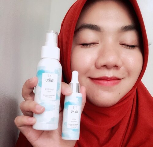 RAIKU @raikubeauty HYDRATING MIST & WATER ESSENCE 💧MINI REVIEW•••••••Hydrating face mist yang jadi andalan saat kulitku dehidrasi. Dikemas dalam botol yang handly, travelable size, semprotannya halus dan menyebar dengan baik. Face mist produk yang pasti ada selalu di tasku karena aku bisa pake kapanpun aku mau. Kandungan hyaluronic acid, glycerin, niacinamide, dan allantoin mampu mengunci kelembapan kulitku. Face mist yang tidak ada tambahan perfume dan pewarna ini cocok banget buat kulit sensitifku. Kapan aja sih aku pakai face mist? Yang pasti saat aku pengen kesegaran instan dan saat aku merasa kulitku kering dehidrasi. Dan aku punya skincare hack buat pemilik kulit dehidrasi. Pakai face mist di setiap jeda layering skincaremu, dan kulitku akan kenyal dan plumpy 😍 cobain yaa •••••••Water essence ? Essence yang ringan seperti air ini melembapkan kulit secara efektif. Kandungan wakame, glycerin, hyaluronic acid, dan aloe vera perfecto buat kulitku yang sering dehidrasi. Textur serum yang ringan seperti air, bening, ga ada warna dan perfume ini perfecto buat kulit sensitif. Cepat menyerap, terasa ringan dan instan melembapkan. Paling seneng deh colek colek pipi setiap abis pakai water essence ini 😍 kulit jadi plumpy. Peoduk ini bisa untuk semua jenis kulit loh, untuk kulit sensitifku aja ini approved. Karena kulit sensitif itu kan suka susah nemu jodoh produk beb 😆 tapi sekarang jodohku Raiku 💧 •••••••Dua produk ini sudah aku pakai 2 mingguan lebih dan aku disini bahas mini review, aku akan terus pakai produk ini karena emang sesuka itu. Kulit yang sehat itu adalah kulit yang balance dan lembab. Dan dua produk terbarunya Raiku ini adalah jawaban buat kamu yang pengen kulit sehat lembab 💧••••••#raiku #raikubeauty #raikufacemist #raikuwateressence #raikueyeserum #beauty #makeup #skincare #selfie #clozette #clozetteid #skincarejunkie #beautybloggerindonesia