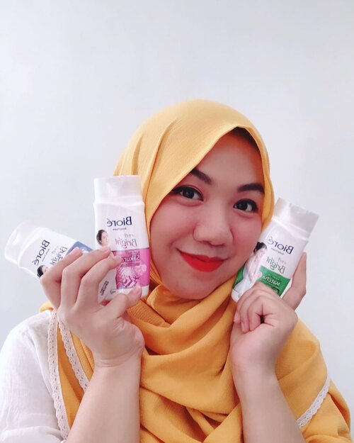 KULITMU KUSAM DAN TERASA KERING? 😩 ••••COBAIN DEH BIORE BRIGHT SERIES @id.biore @clozetteid TERBARU 🛁 Ada 3 Varian,🧴BRIGHT WHITE SCRUB ✨🧴BRIGHT FRESHEN UP MATCHA 🍃🧴BRIGHT LOVELY SAKURA 🌸•••••Aku pakai body foamnya Biore itu sudah sejak jaman childhood 👧🏻 cung yang samaan 🙋🏻‍♀️ Seiring bertambahnya usia kita, kelembapan alami kulit kita pun berkurang, belum lagi sehari-hari kita pasti pakai AC baik dirumah maupun kantor, belum lagi kita kadang telalu malas buat pakai pelembap ekstra untuk kulit badan kita. Jangan cuman muka aja yang rajin pakai skincare, badan juga harus pakai dong ❤️•••••Inovasi terbaru Japan Bright Micellar & Hyaluronic Acid, membersihkan kulit lebih mendalam dan menjaga kelembapan sekaligus mencerahkan kulit. Aku notice banget setiap abis mandi, kulitku lembab banget dan pernah ga pakai lotion seharian, ga kerasa kering yay 😍 •••••Aku pribadi suka banget Varian Bright White Scrub, karena  Wanginya enak bangett dan juga ada butiran natural scrub yang sekalian mengeksfoliasi kulit jadi lebih halus, cerah, lembab 😍 ahh triple benefit yang aku dapet ❤️ karena aku suka ga ada waktu buat luluran, so for me is my fav 🧴Varian Matchanya itu enak banget jadi pengen minum ice matcha latte setelah mandi 😆 dan varian Lovely Sakura ini wangi feminim 🌸••••Kamu suka varian mana ??••••#biorebrightxclozetteid #biorebrightseries #biore #bioreid #clozette #clozetteid #beauty #skincare #makeup #bodyfoam #bodywash #selfie  #KireiBrightSkin #CerahKenyalBercahaya #ClozetteID #ClozetteIDReview