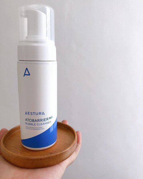 BUBBLE CLEANSER 🧖🏻‍♀️🛁 AESTURA ATOBARRIER365 @aestura.official ••••
Cleanser fancyku ini dengan bentuk bubble cleanser, tinggal pencet pumpnya langsung keluar produknya berupa bubble gemey 🤩 produk ini lagi jadi kesayangannku akhir2 ini karena begitu praktis dan meminimalkan effort bikin busa dulu sebelum dipake ke muka 😆
•••••
Produk buatan Amore Pacific seperti kalian tau ga pernah fail di aku, dan aku emg super interest sama Aestura karena mreka ini rangkaian skincare basic yang khusus dan gentle banget 🧖🏻‍♀️
••••••
Line dari Atobarrier365 ini dikhususkan untuk pemilik kulit kering dan yang mudah iritasi dan sensitif. Kulitku emang kombinasi dan sekarang lagi suka merasa kering terkadang dan kulitku itu sensitif. So ini cleanser perfect banget buatku, dia lembut banget, gentle membersihkan, wanginya seger dan moist banget di kulitku🧖🏻‍♀️
•••••
Produk ini HYPOALLERGENIC TESTED AND HET-CAM TESTED (11 FREE). Apa sih het-cam tested 11 free ? Bebas dari 11 macam bahan, antara lain bahan baku hewan, minyak mineral, polialikramida, imidazolidinyl urea, triethanolamine, minyak silikon, pigmen sintetis, rasa buatan, surfaktan PEG, surfaktan sulfat🧪
•••••
Produk ini punya PAO 12M dan isi kemasanya 150ml. Gelembubg mikro yang efektif membersihkan kotoran pada kulit dengan lembut🛁
•••••
Sensitive skin approved dong 🤩 buat kalian pemilik kulit sensitif kaya aku dan pengen punya second cleanser yang lembut dan efektif bersihin kulit, kalian bisa coba produk ini ya dan mampir di Charis Shop aku 🛒klik link di bio 🎀 dan mau kasitau setiap pembelian di charis shop aku kalian bisa dapet gift 😍
•••••
#aestura #aesturaatobarrier365 #aesturabubblecleanser #charis #charisceleb #charisindonesia #kbeauty #beautybloggerindonesia #kbeautyblog #kbeautyblogger #skincareblog #skincarecommunity #abskincare #abcommunity #skincare #makeup #selfie #beauty #clozette #clozetteid