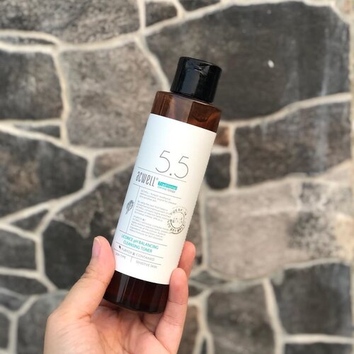 EXFOLIANT TONER ~ CLEANSING TONER 
ACWELL 5.5 LICORICE pH BALANCING CLEANSING TONER 🌾 @acwell_official 
Apaan nih fel? Exfo toner? Cleansing toner? Apa itu? 
Kalo kalian tau, sebelumnya aku fanatik sama aha bha pha'nya somebymi, udah abis berbotol botol dan aku suka. Nah lalu akupun kena racun di grup komunitasku hehe. Jangan kalian pikir aku ini hobi ya hanya meracun saja, akupun juga sering banget kena racun 🤣 
Jadi di grup itu banyak banget yang suka sama toner ini selain itu toner ini dapet award 2018 @sokoglam dan konon katanya toner ini banyak membantu untuk kulit yang mudah berjerawat 
Awalnya aku ga berharap banyak, dan saat pertamakali pakai juga aku merasa biasa saja. Tapi semua itu bikin aku ngeuh disaat aku rutin pakai. Kulit jadi lebih cerah dari sebelumnya, menurutku dia termasuk exfo toner mild ya karena dia lebih lembut dari aha bha. Kenapa aku bilang lembut? Karena biasanya yang baru pertamakali menggunakan aha bha akan merasakan tingling tapi ini sama sekali ga ada efek itu

Toner pH-balancing sehari-hari dengan air akar licorice yang melembapkan,memperbaiki tekstur kulit, menghilangkan sel kulit mati dan kotoran di kulit 
Texturnya watery, wanginya seger, berwarna sedikit kecoklatan. Aku suka after taste penggunaan toner ini, aku ngerasa kulitku jadi makin seger dan bersih banget. Kamu bisa lanjut dengan hydraing toner settelah ini jika kamu ngerasa kurang lembab, tapi aku sendiei ngerasa pake toner ini cukup lembab

Apakah aman dipakai sehari hari? Aku sendiri pakai toner ini AM PM dan nyaman di kulit karena toner ini mild banget 
Belinya dimana? Belinya di Shopee dong 🛍

Kalo kamu nyari mild exfo toner, aku rekomen kamu cobain toner ini 😆 
#toner #exfolianttoner #acwell #kbeauty #clozette #clozetteid #beauty #skincare #makeup #kbeauty #skincare #kskincare #idskincarecommunity #abskincare #abcommunity #skincareblog #skincareblogger #kbeautyblogger #skincarecommunity