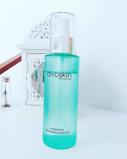 HYDRATING TREATMENT ESSENCE @avoskinbeauty ✨
••••
LOCAL PARADE 🎡 ••••
Dikemas dengan botol kaca warna hijau mint, dengan spray lembut menyeluruh, saat disemprot akan langsung Instant seger karena wangi peppermint nya bikin instant seger 😍 meskipun judulnya Hydrating Treatment Essence, aku gunakan dia juga sebagai face mist dan hydrating toner yang aku semprot sesuka aku dan semau aku 😆
••••
Btw, ini face mist local ter mevvah loh menurutku, karena cuman Avoskin yang bikin dan kemasannya se cantik ini. Produk ini mengandung 5% Niacinamide dan Centella Asiatica yang cocok untuk kulit normal, oily, acneprone skin. Mengandung peppermint oil yang wanginya seger dan ngasih rasa adem adem seger 😍 oiya bisa juga dijadikan setting spray buat makeup kamu biar smooth and last longer
••••
Produk ini memenangkan beauty product award 2019 Female Daily Network dan SOCO yayy ❤️
•••
Aku sih suka simpen di kulkas biar ngasih ekstra adem dan tambah seger, aku notice poriku mengecil kalo pakai produk ini sebelum makeupan 😍
••••
#beauty #makeup #selfie #clozette #clozetteid #facemist #avoskin #avoskinhte #hydratingtreatmentessence #skincareproducts #localproud #localparade