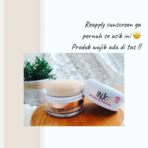 REAPPLY SUNSCREEN MENYENANGKAN CINCAAHH 🤩•••••Aku percaya deh kalian pasti udah aware banget pake sunscreenn dan pasti rajin pake sunscreen. Tapi apakah kalian suka reapply? Karena mau sunscreen kalian semahal apapun, powerful melindungi dari sinar UV, itu akan jadi sia sia aja kalo kalian ga rajin reapply berkala. Kok gitu ? Karena semua produk sunprotection itu performanya hanya beberapa jam saja•••••Ini berlaku untuk semua sunscreen ? Yash ! Makanya kita harus aware buat reapply sunscreen. Ga bisa tawar tawar buat reapply ini mau gamau harus reapply (kalo aku ya😆) karena aku kapok, dulu suka males reapply trus tau tau aku ada sunspots 😭 dan asal kalian tau ya, susah loh menghilangkan sunspot dan flek hitam itu 😭 makanya aku sharing ke kalian guna mencegah lebih baik daripada mengobati••••••Pasti suka males sih reapply disaat kita lg bermakeup karena ya mau gamau kita harus hapus makeup dan makeup ulang , tapi sering aku diposisi yang aku ga punya waktu buat makeup ulang (misal lagi di acara event) nah bingungkan mana kalo aku oles sunscreenku pasti akan ngerusak makeupku 😭 sering banget aku dikondisi kaya gini huaaaa 😭•••••Tapi sekarang aku udah enjoy aja kalo sudah waktunya reapply, mau dalam keadaan makeup atau no makeup 😎 *shombonk* karena aku sekarang punya SUNKILL RX NATURAL 100 MINERAL SUNSCREEN SPF 46 PA +++ •••••Physical sunscreen ini memiliki tekstur powder, seperti layaknya bedak tabur biasa, mudah diaplikasikan karena packagingnya begitu praktis tinggal tap tap aja di wajah dan kalian bisa banget pakai ini untuk reapply meskipun kalia bermakeup 😍 kemasannya unik banget sudah ada kaca di tutup kemasannya, puffnyya menempel pada case tempat produknya dan produknya akan keluar dari puffnya•••••Menggandung Titanium Dioxide dan Zinc Oxide yang sangat aman untuk pemilik kulit sensitive. Saat diaplikasikan tampilan kulit akan lebih matte dan ada efek pore blur 😍produk ini warnanya cocok banget dikulitku. Saat awal pemakaian aku sempet merasa terlalu keputihan di muka itu karena aku terus pakai produknya berlebihan, saking weighlessnya aku gaberasa hehe tau tau pas ngaca putih banget 😂 lanjut komen --->