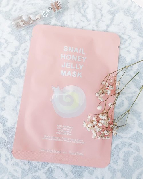 Snail Honey Jelly Mask 🐌 @ens_jinjungsung x @credithink •
Is a perfect sheetmask for me, as you know I recently really liked snail ingredients because it had a real effect on my skin. Having skin with uneven texture is frustrating 😭 and my age now has to use anti-aging products.  A good investment is to include anti-aging products in your routine skincare if you are 25 years or older.
•
Amazing sheetmask has 4 benefits in 1. Anti wrinkle, Brightening, Moisturising, Nourishing and this sheermask material is really comfort in my skin, feel lo light and giving me a lot of essence. •
 Mucin Hydrogel-Coated Tencel Sheet which can absorb a lot of essence and is very effective for absorption of essence in the skin. Made from Eucalyptus tree which is environmentally friendly
•
Mucin Microbubbles special formula containing snail filtrate 10.000 ppm, 7 types of Hyaluronic Acid and Glycoprotein help reduce finelines & improve elasticity
•
Jujur, aku suka banget material sheetmask yang modelnya tipis gini karena dia super efektif memberikan banyak essence ke kulit dengan baik dan aku gatau apa ini perasaanku saja, sheetmask material ini ga lengket setelah pemakaian. Karena jujur sheetmask yang memiliki material lebih tebal daripada ini, setelah di pakai agak lengket dan aku perlu bilas pakai air supaya tidak legket. So I really love tencel eucalyptus material ❤️
•
I prefer using sheetmask on night skincare routine, how about you? •
Is BLACK FRIDAY !!! Visit @credithink website and get the special price 😍❤️
•
#microbubblemask #snailmask #wringklesfree #cleanbeauty #credithinkmask #credithink #ensjinjungsung #ensjinjungsungmask #kbeauty #sheetmask #snailfiltrate #beauty #makeup #skincare #selfie #clozette #clozetteid