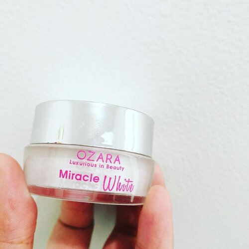 MIRACLE WHITE NC @ozara_skincare x @idskincarecommunity ••••••Tau dong ya, aku itu cukup pemilih dalam menggunakan night cream. Karena belum nemu sih night cream yang formulasi, tekstur yang enak buat dipakai. Yang lembabnya pas, ga lengket, ga oily , gak greasy ini beneran susah••••••Udah gitu kulit kita kan sering terpapar sinar UV, pakai makeup, kena polusi dan juga pola tidur yang berantakan 😭 cung deh yang sama kaya gini 🙋🏻‍♀️ ••••••Kalo aku, suka merasa dosa sama kulit dan diri sendiri, karena sering banget aku lalai atau nyepelein dan gampangin. Belom lagi kalo malesnya kumat, beneran itu skincare malem bisa super singkat 😭 padahal skincare malam itu yang memberikan efek nyata karena disaat kita istirahat, kulit kitapun meregenerasi secara alami. Nah apalagi kalo ditambah skincare yang tepat dan sesuai jenis kulit, kebayang dong kulit kita akan seneng banget dimanjain sama kita 🥰•••••Sejak merasakan manfaat dari night cream, loh kok ketagihan pake night cream 😍 apalagi Night Cream dari Ozara ini mengandung multi lightening agent yang bahan aktifnya Astaxanthine, Glutathione, dan Tranexamid Acid berfungsi mencerahkan wajah dna mengurnagi noda noda hitam di wajah dan bekas jerawat. ••••••Miracle White Night Cream ini texturnya light, kaya gel cream yang lumayan sedikit pekat namun cepet meresap di kulit. Ga lengket, ga gerah dan kulit instan semi matte ga oily sama sekali. Biasanya night cream pada umumnya akan heavy kan ha texturnya, ini light sih dan enak lembapnya pas, ringan 😍•••••••Ini kemasan MWNC ini ga teetasa loh udah mau abis aja hehe saking senengnya aku pakai 😆 ••••••Kamu pake night cream apa?