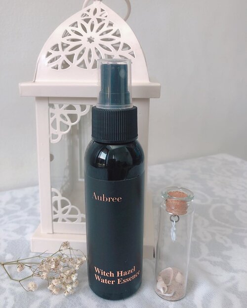 LOCAL PARADE 🎡 
@aubree.skin Witch Hazel Water Essence •••
Essence dengan textur cair dan dikemas dalam kemasan botol spray, yang praktis dan mudah banget digunakan. Ada sedikit scent yang aku susah deskripsikan dan menurutku scent'nya ga ganggu sama sekali. Spraynya menyeluruh dengan baik.
•••
Pada awalnya aku pakai di slot first essence setelah pakai toner, tapi kemudian aku improvisasi sendiri dan aku jauh lebih nyaman dan seneng saat kupake dia sebagai cleansing toner menggunakan kapas, dan mampu mengangkat sisa sisa kotoran diwajah yang tidak terjangkau facial wash. Setelahnya aku pakai lagi semprot sebagai first essence.
•••
Produk ini kandungan utamanya adalah Witch Hazel yang punya banyak manfaat especially buat kulit acne prone seperti aku, ditambah ada salicylic acid yang membantu mengatasi bruntusan dan jerawat 😍
•••
Produk ini karena kemasan spraynya ini, travellingable banget deh. Aku pernah bawa saat aku traveling dan emang jadi meringankan aku bawa produk skincare, karena aku pakai dia sebagai cleansing toner, esssence, dan kompres hehe 😆 iya kadang lagi travelling itu kalo lg padet banget sampe ga sempet kan ya pake sheetmask, nah waktu utu aku cuman berbekal kapas silcot dan aku pakai ini trus kompresin deh di kulit dan itu enak banget😍 kulit yang rewel karena siang kena panas langsung jadi kalem setelah kompresan pakai Witch Hazel Water Essence 😍
••• Aku kok ya makin suka ya sama produk produknya Aubree 😍 karena cocok banget di kulitku dan superb bangga sama Local Product yang bomb banget inovasinya 😍 sedikit bocoran, Aubree lagi sale juga 12.12 cuss belanja karena harganya warbiazaaakk banget 😍
••• #skincare #makeup #beauty #selfie #clozette #clozetteid #essence #aubree #localproduct