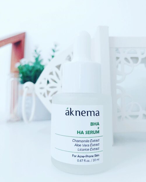 AKNEMA BHA + HA SERUM 💚 @aknemaskincare 
Contains Chamomile Extract, Aloe Vera Extract, Licorice Extract 🔖 FOR ACNE-PRONE SKIN
•••••
Dari namanya, bikin aku excited buat nyobain produk ini. Gabungan konsentrat BHA dan HA serta kombinasi bahan aktif lainnya bekerja untuk treat jerawat dengan baik. Pada umumya produk untuk acne prone biasanya akan ada effect drying. Tapi produk ini ga bikin kering sama sekali 😍 sampe aku DM dan nanya langsung ke mreka, dan mreka ngasitau bahwa bahan baku BHA nya ini bahan premium dan tidak sampai 2%  pantesan aman dikulitku dan ga ada dryng sama sekali, ga ada cekit cekit juga
••••••
Produk ini efektif buat bantu treat jerawat kamu, dari cuman bruntusan sampe jenis pustule. Aku sendiri punya hormonal acne jenis pustule yang mana ada nanahnya dan suka cenut2. Di aku yang punya jerawat pustule, serum ini bikin jerawatku mateng dan pecah dengan sendirinya. Setelah pecah, aku pakai serum ini nah baru lumayan kerasa sedikit cekit2 but is a good thing karena kalo udah begini jerawatku cepet banget kering 😆
•••••
Karena dia mengandung kadar BHA yang ga sampe 2% serum ini bisa dipake AM PM. Ga cuman buat treat jerawat aktif, aku notice dia memudarkan juga bekas jerawat loh, ngontrol sebum banget di mukaku without drying effect dan kulitku tetap terjaga kelembapannya
•••••
Dari segi textur, warnanya bening, sedikit kental, saat di aplikasikan agak sdikit lengket, dan saat meresap finishnya enak banget. Wanginya aku ga bisa deskripsikan dan dia akan hilang stelah diaplikasikan. Packagingnya serumnya gemey kecil minis 😆
•••••
Pemakaianku itu bisa 3-4 tetes dalam sekali pemakaian. Aku pakai setelah toner dan dilanjut dengan moisturizer kesukaan kalian. So far aku suka dan cocok pakai produk Aknema dan nungguin rangakain produk skincare lainnya dari Aknema 😍
•••••
#skincare #makeup #beauty #selfie #serum #clozette #clozetteid #localproud #aknema #bha #skincareproducts