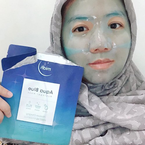 MIAH AQUA BLUE HYDROGEL MASK 💧 MOISTURE CHARGING @miah_ourtimetoshine ••••••Sheetmask's latest innovations in disposable masks.  This hydrogel material is truly unique, because for the first time I used this type of hydrogel mask•••••••Hydrogel material that makes when used feels cold on the skin and fresh. The size is quite right in my face and feels very unique when used, the blue color makes me look like a fancy avatar 😆 •••••••This moisture charging series contains many good extracts of berries, Blueberries, Blackberry, Raspberries, Strawberry, Cranberries, and also Carob ❤ ••••••I use this mask  40 minutes and doesn't feel like it while I watch Korean drama 😆 after the mask is removed, I feel my skin instantly moist and well hydrated 😌 part that makes it hard to move on is when the mask is thrown into the trash because this mask is too cute and I can't bear to throw it away although in the end I threw it away 🤣 and this is the most unique sheet that I have ever tried and I was very impressed. •••••••Have you tried this type of mask?  tell me•••••#sheetmask #hydrogelmask #kbeauty #skincare #makeup #selfie #clozette #clozetteid #beautybloggerindonesia #kbeautyblog #kbeautybloggers #idskincarecommunity #abskincare #abcommunity #skincarecommunity