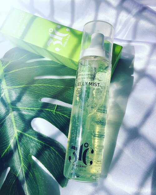 SPROUT ISLAND GOLDEN SEAWEED  JELLY MIST @l2pofficial 
-----
Jelly mist ? Tekstur jellys disemprot like a mist? Oh really? 🤩 Pertamakali saat liat jelly mist kan gemes dan ini produk jelly mist pertama aku 😍
-----
Packaging gemes warna hijau nan seger, botol spray warna bening dengan kepala mist warna putih dan tutup kemasan warna bening sungguh cute 😍 
-----
First impresion, terpukau sama jellys teksturnya, langsung aku semprot dimuka dan amazed wahh gemes gini woy ! Produk ini ga ada perfumenya, wanginya wangi2 natural yang aku susah deskripsikan, intinya wanginya nyegerin dan ngademin muka. Apalagi sekarang Indonesia sudah masuk musim kemarau yang mana panas terus setiap hari, cuaca gini rentang bikin kulit dehidrasi. Aku sendiri butuh extra hidrasi sehari-harinya karena kulitku gampang dehidrasi 🥺
-----
Jelly mist ini aku bisa pakai kapanpun aku mau, bisa sebagai facial mist, dan jadi moisturizer pagi dan malam, pakai 2 layerpun oke oke aja karena cepet menyerap, ga lengket dan lembab seharian 😌
-----
Dengan konsep jelly yang diformulasi bisa jadi spray mist seperti air, membuat kulit lembab seharian,dan mengandung oil capsule yang meningkatkan kelembapan 💧
-----
Jeju sprout extract
- Brocoli 🥦
- Mung Beans 
- Sesame Seeds
- Sunflowers 🌻
- Golden Seaweed 
Rich in vitamins, minerals, essential amino acids. Jeju Yongwang mineral water is used 💦
-----
Menurut aku, jelly mist ini masuk salah satu equipment New Normal, karena kulit kita perlu dijaga kelembapannya. Apalagi tinggal di daerah tropis 🌞 cobain deh apalagi kalo lagi mager kumat ya, atau lagi skipcare, beuuh jelly mist is my savior 😆
-----
Kabar baiknya, jelly mist ini lagi special price di Charis Shop aku 🛍 kamu bisa cek link di bio aku yaa 🧸 @charis_celeb @hicharis_official 
-----
#charis #charisceleb #hicharis #hicharis_official #charisindonesia #l2pofficial #jellymist #sproutislandgoldenseaweedjellymist #kbeauty #skincare #clozette #clozetteid #beauty #kbeautyblog #kbeautyblogger #skincareblog #skincareblogger #idskincarecommunity #abskincare #skincarecommunity