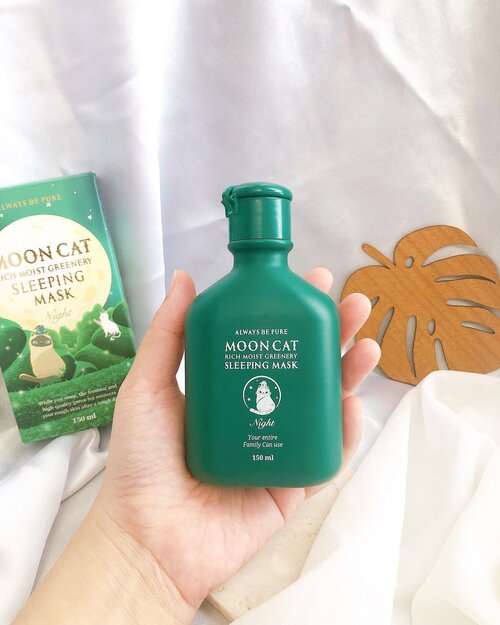 SLEEPING MASK UNTUK SEMUA ANGGOTA KELUARGA ✅ @always_be_pure_indonesia @always_be_pure 

Kenalin, produk terbarunya Always Be Pure, Mooncat Rich Moist Greennery Sleeping Mask 💚 sleeping mask dalam kemasan botol yang isinya banyak banget 150ml 🥰 bisa dipakai untuk semua anggota keluarga bahkan anak2 sekalipun 😍

Mengandung greentea hadong yang dikenal sebagai greentea master dengan tradisi 1200 tahun ditanam di tanah sub-asam dengan udara bersih Gunung Jiri dan sungai Seomjin yang kaya dengan antioksidan

✅ Melembabkan
✅ Menenangkan kulit kemerahan
✅ Menyegarkan kulit yang lelah

💚 Tidak lengket
💚 Mudah menyerap dikulit 
💚 No parfum & pewarna
💚 Sensitive skin approved 

Ingredientsnya menarik banget selain mengandung green tea master, juga mengandung niacinamide, sunflower seed oil, green tea water, madecassoside, asiaticoside, houttuynia cordata, centella asiatica, turmeric, eggplant, fig, date, moringa extract, allantoin dan adenoside. Banyaknya kandungan calming dan healing properties rekomen banget buat dicoba, apalagi saat puasa seperti ini kulit sering dehidrasi dan menurutku pakai sleeping mask ini akan membantu hydrate kulitmu dan menjaga tetap lembab, kenyal dan plumpy ❇️ 

Tim mager pasti suka banget deh pake produk 2in1 ini karena bisa digunakan kapanpun as moisturizer dan untuk skincare malam as sleeping mask 💚 aku suka banget teksturnyaaaa 🤩

Produknya bisa kamu dapetin di @lollabeauty.id yaa 🛍

#alwaysbepure #alwaysbepureindonesia #alwaysbepuremooncat #mooncatsleepingmask #kbeauty #skincare #skincareblog #skincareblogger #kbeautyblog #kbeautyblogger #skincare #makeup #clozette #clozetteid